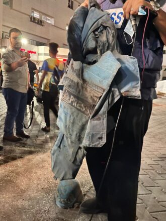 Restos de lo que alguna vez fue el equipamiento de un periodista para cubrir el inicio de los conflictos con israel