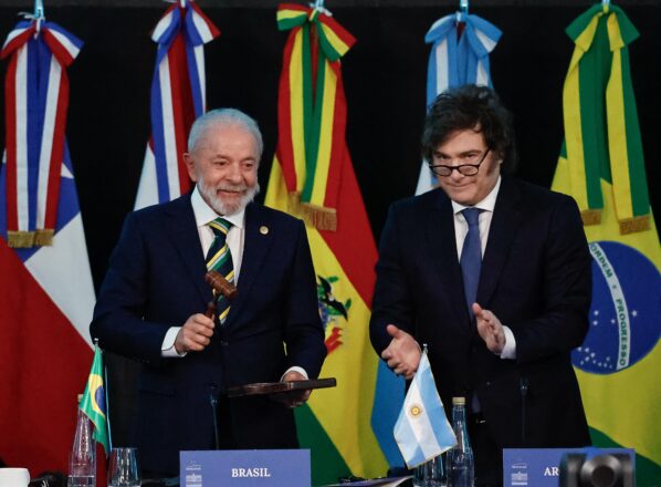 Lula da Silva le hace entrega de la presidencia pro tempore del MERCOSUR a su par argentino Javier Milei