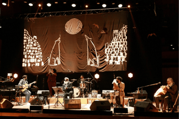 Fotografía general del escenario durante un concierto de la banda Macha y El Bloque Depresivo