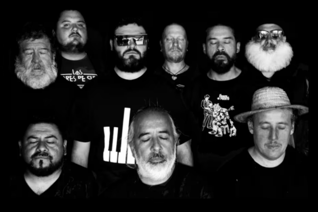 Los músicos de Macha y El Bloque Depresivo posando de frente y con los ojos cerrados, en una imagen en blanco y negro.