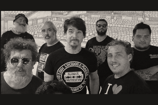 Parte de los músicos de Macha y El Bloque Depresivo posando en una fotografía en blanco y negro, tipo selfie.