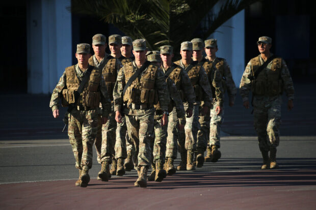 Una tropa de al menos 10 militares están en formación.