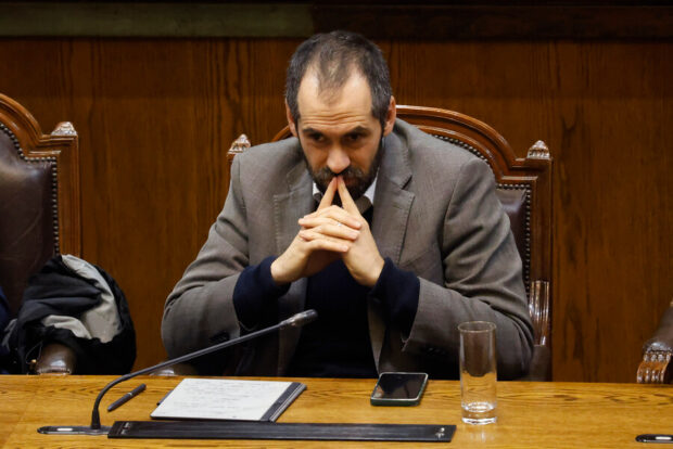Nicolás Grau sentado en la testera de la Cámara de Diputados.
