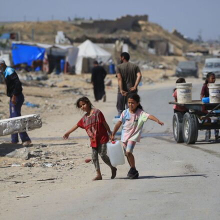 Niñas gazatíes cargando un bidón de agua, un bien extremandamente escazo en el enclave palestino