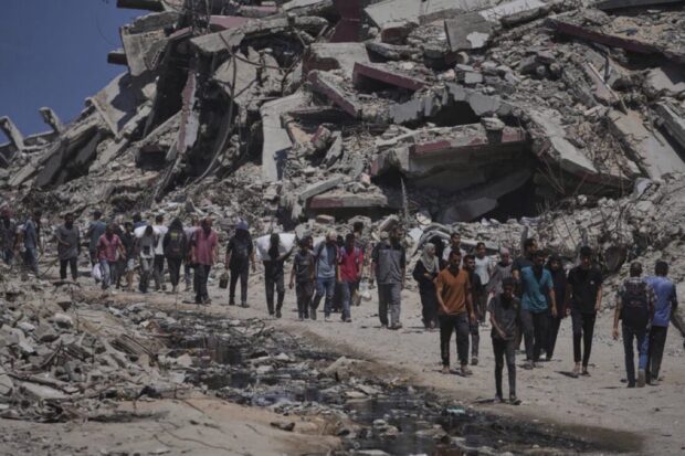 Entre los escombros de lo que era Gaza, los palestinos son desplazados