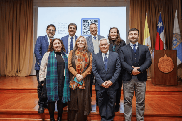 Parte de los expertos de la Alianza Académica por una Salud Oportuna (AASO) sobre una tarima