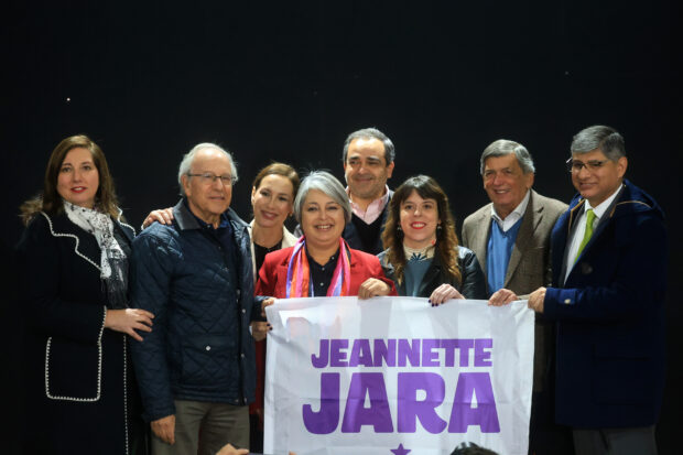 La ex candidata presidencial, Jeannette Jara, con los presidentes de los partidos políticos del oficialismo. Javier Salvo/Aton Chile.