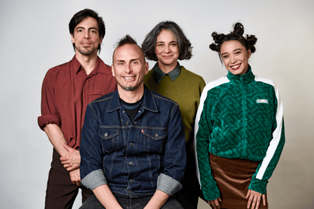 Elenco de la obra "Recuérdame mi vida" mirando de frente