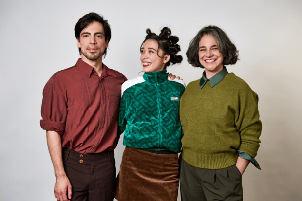 Elenco de la obra "Recuérdame mi vida" mirando de frente