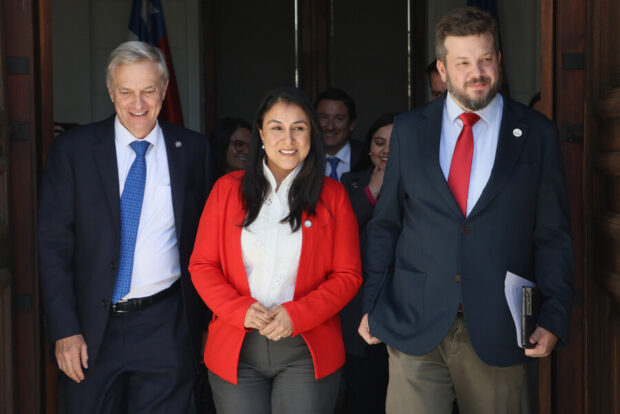 Los presidentes y secretarios generales de los partidos Republicano, Social Cristiano y Nacional Libertario, junto a dirigentes y a los candidatos presidenciales Jos Antonio Kast y Johannes Kaiser y la lider del Partido Social Cristiano Francesca Munoz, en la antesala de las elecciones parlamentarias de noviembre, anuncian un preacuerdo político y electoral que establece las bases para la conformación de un pacto parlamentario común. Imagen: Agencia ATON.