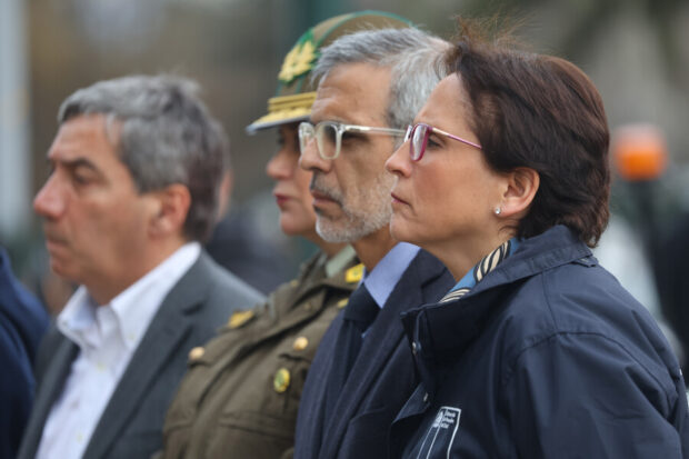 Carolina Leitao, Luis Cordero, Karina Soza y Gonzalo Durán de perfil en las afueras del barrio Estación