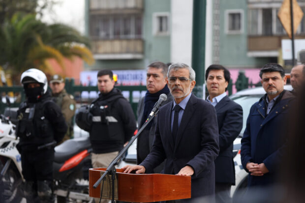 Fotografía del ministro de Seguridad, Luis Cordero, en una conferencia de prensa en Estación Central
