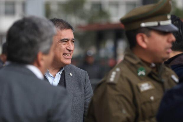 Fotografía del alcalde de Santiago, Mario Desbordes, y un carabinero