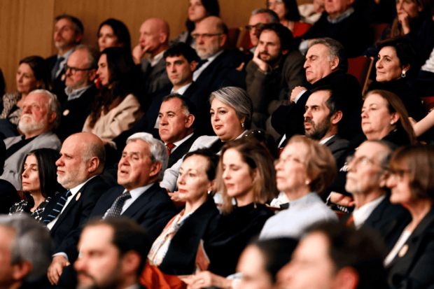 Imagen del público asistente del concierto inaugural de la Gran Sala Sinfónica Nacional. Entre ellos, la exministra del Trabajo y actual candidata presidencial, Jeannette Jara, y el ministro de Economía, Nicolás Grau.