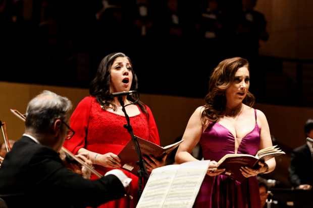 Fotografía de las dos cantantes solistas del concierto inaugural de la Gran Sala Sinfónica de la U. de Chile