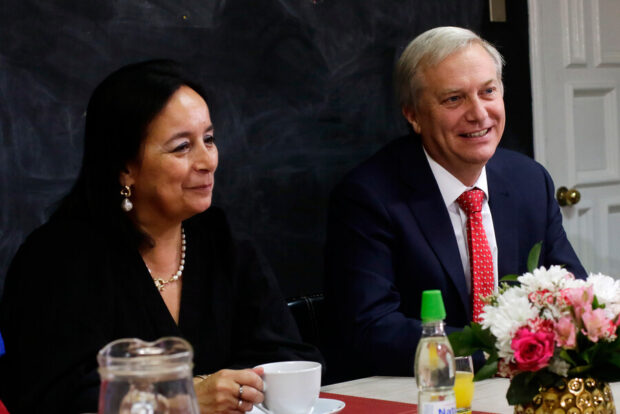 Senadora Carmen Gloria Aravena junto al candidato presidencial del Partido Republicano, José Antonio Kast.