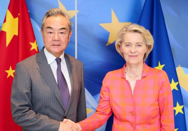 La presidenta de la comisión europea, Ursula von der Leyen junto a Wang Yi, ministro de Asuntos Exteriores de China