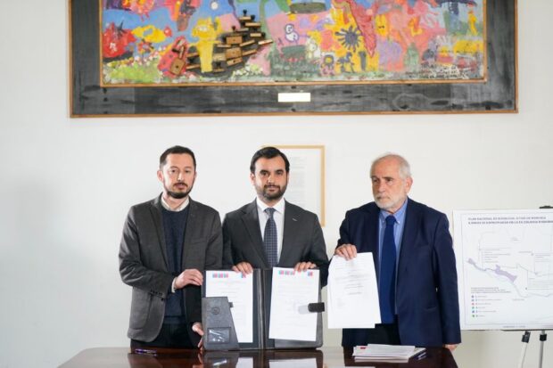 Ministros de Bienes Nacionales, Justicia y Vivienda en la firma del decreto de expropiación de Colonia Dignidad.