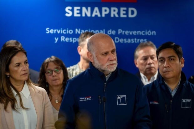 Alicia Cebrián y Álvaro Elizalde en la sede del Senapred.