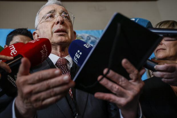 El expresidente de Colombia, Álvaro Uribe, declarando ante la prensa en un foro internacional en Valencia