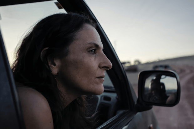 Antonia Zegers mirando a la ventana en uno de los frames de la película "Las Tortuga"