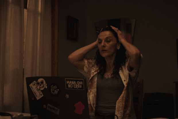 Frame de Antonia Zegers en "Los Tortuga"
