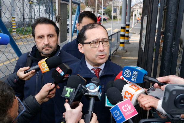 Fiscal regional de O’Higgins Aquiles Cubillos, rodeado de micrófonos de distintos medios de comunicación.