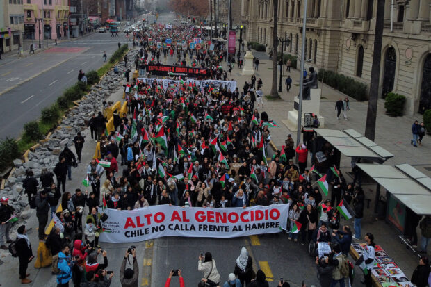 Santiago 9 de agosto 2025. Se lleva a cabo una manifestacion de la Comunidad Palestina de Chile en denuncia al “genocidio y la hambruna que sufre el pueblo palestino en Gaza”. Javier Salvo/Aton Chile