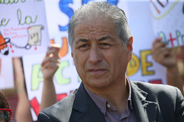 Santiago 24 de marzo 2025. El presidente nacional del Colegio de Profesoras y Profesores, Mario Aguilar, recorre el Colegio Republica de India durante las manifestaciones en Santiago convocadas a nivel nacional para esta jornada, contra la violencia en los establecimientos educacionales, tras las tres agresiones sufridas por docentes la semana pasada. Dragomir Yankovic/Aton Chile