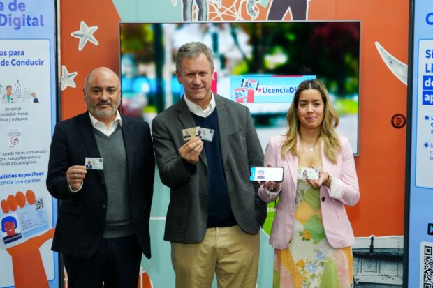 El ministro de Transportes y Telecomunicaciones Juan Carlos Muñoz, junto al subsecretario de Transportes, Jorge Daza y la secretaria ejecutiva de la Comisión Nacional de Seguridad de Tránsito (Conaset), Luz Renata Infante.