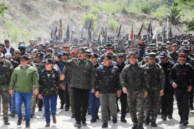 Autoridades venezolanas, Nicolás Maduro, militares y altos mandos de las Fuerzas Armadas marchan en formación.