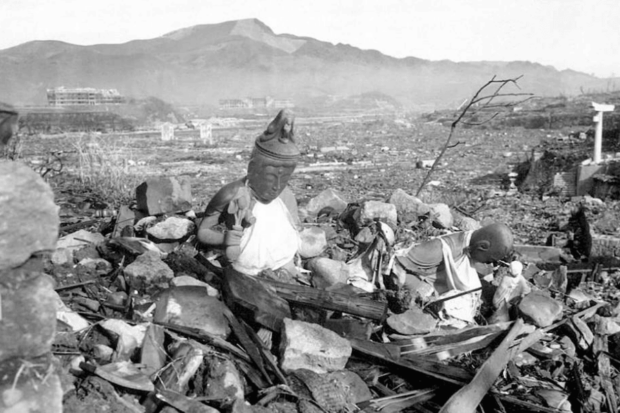 Fotografía que muestra a un buda en medio de las ruinas de Hiroshima tras la detonación de la bomba nuclear