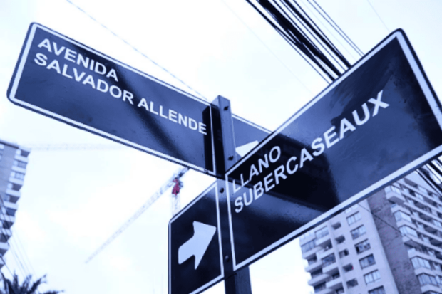 Letreros en la intersección de la Avenida Salvador Allende con la calle Llano Subercaseaux en Santiago de Chile.