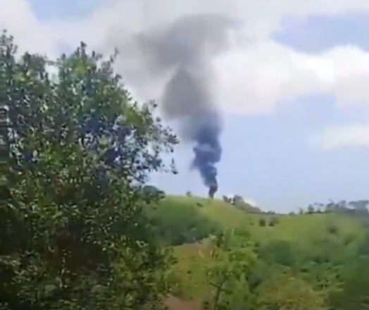 Columna de humo que dejo el helicóptero derribado de la policía colombiana