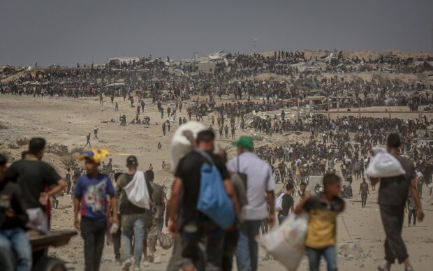 Cientos de palestinos recogiendo suministros cerca de uno de los centros de reparto de la GHF. Vía X@Timesofgaza 08/08/2025
