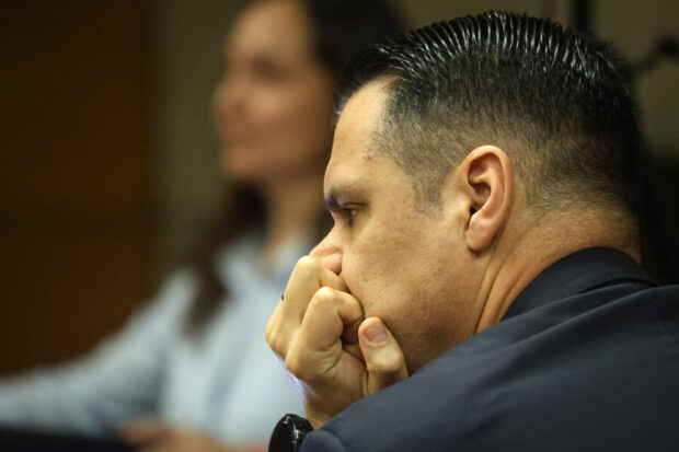 El coronel en retiro de Carabineros, Claudio Crespo, de espaldas, en medio de una de las audiencias por el caso de Gustavo Gatica