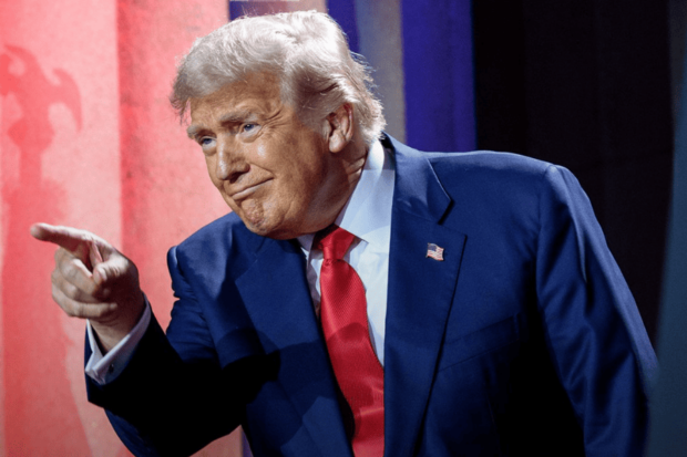 Presidente de Estados Unidos, Donald Trump, apuntando con el dedo.