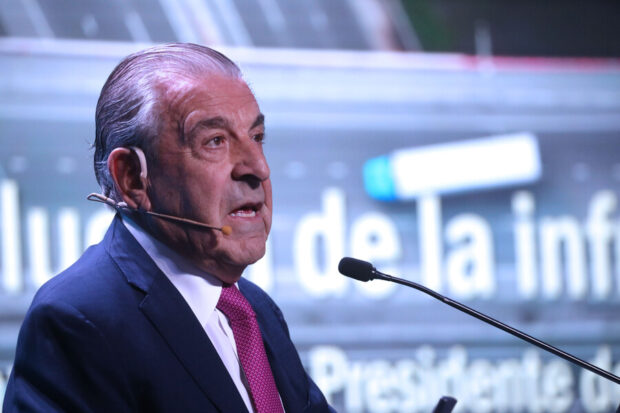 Expresidente Frei habla delante de un micrófono durante una exposición.