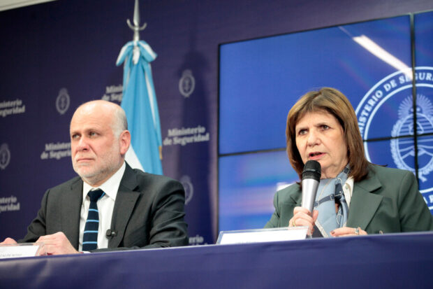 Ministro del Interior, Álvaro Elizalde, y la ministra de Seguridad de Argentina, Patricia Bullrich, entregan conferencia de prensa sentados en una mesa .