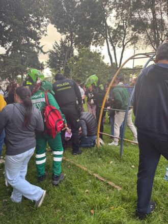 Equipos de emergencia atienden a Miguel Uribe momentos después del atentado