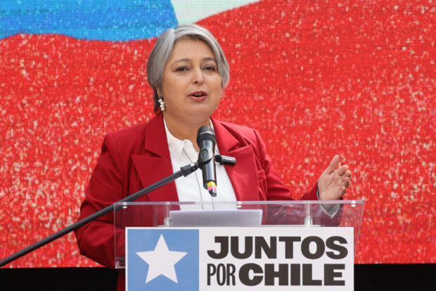 Candidata presidencial del oficialismo, Jeannette Jara., habla desde un podio que dice "Juntos por Chile".