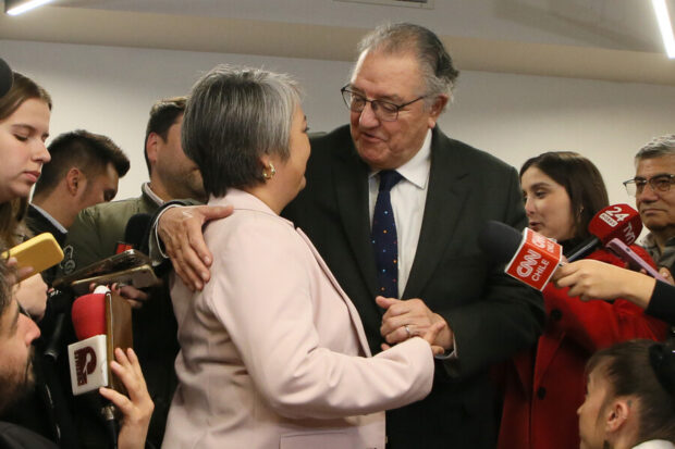 Jeannette Jara, candidata del oficialismo, junto al presidente interino DC, Francisco Huenchumilla. Imagen: Agencia ATON.