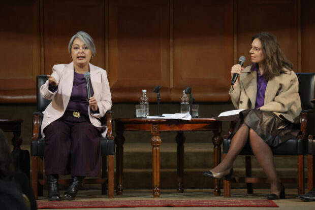 Jeannette Jara en conversatorio de Clapes UC. Imagen: Agencia ATON.