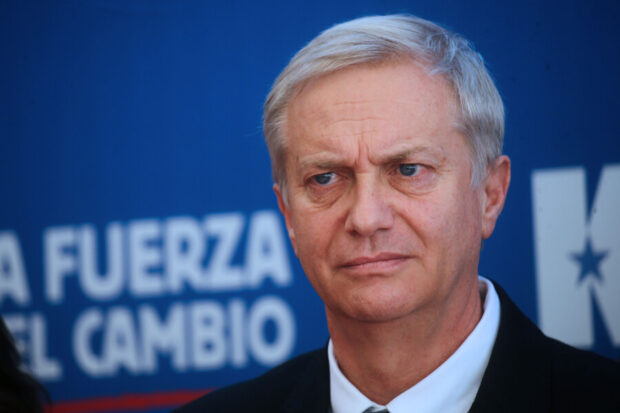 José Antonio Kast en actividad de campaña con gesto serio.