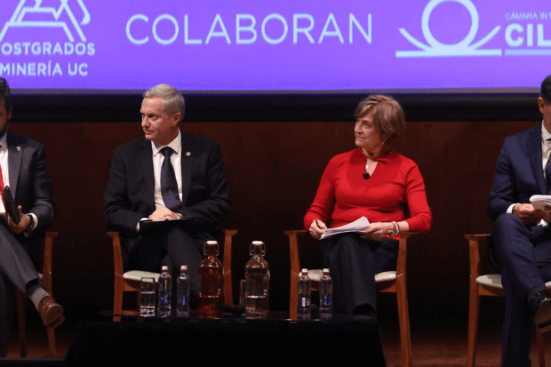 Los candidatos presidenciales José Antonio Kast (Partido Republicano) y Evelyn Matthei (Chile Vamos) sentados uno al lado de otro en una especie de conferencia o conversatorio.
