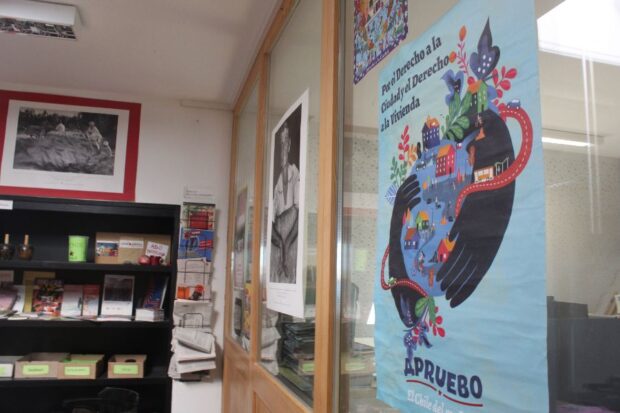 Afiche del "Apruebo" en la redacción de Lateinamerika Nachrichten. Foto: Fernanda Araneda.