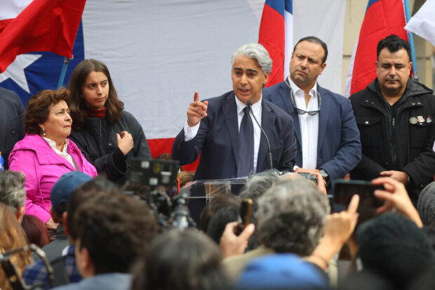 Marco Enriquez Ominami asiste al Servel para realizar la inscripcion oficial de su candidatura a la Presidencia de la Republica. Jonnathan Oyarzun/Aton Chile