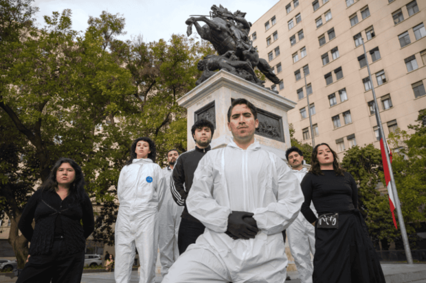 Elenco de la obra "Memorial" en la estatua del general Baquedano, ubicada en la Plaza Italia.
