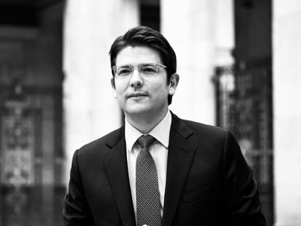 Imágen en blanco y negro del ex senador y pre candidato presidencial colombiano, Miguel Uribe Turbay