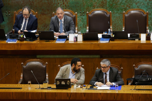 Ministros de Educación y Hacienda presentes en discusión por proyecto que crea el FES